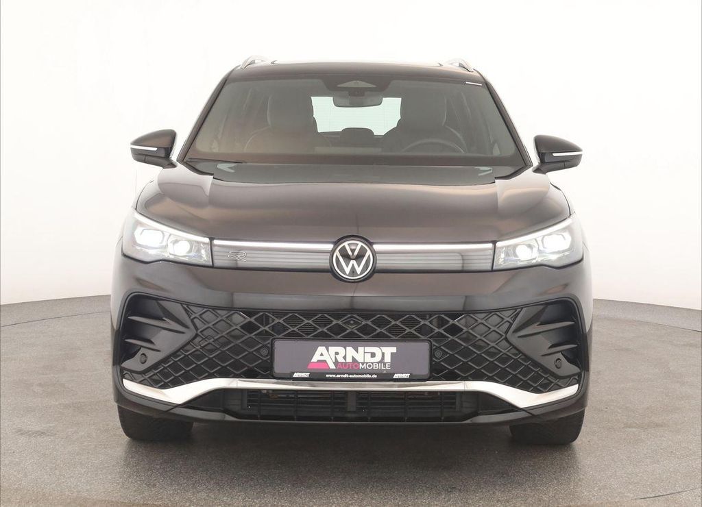 Volkswagen Tiguan 2024 г. Чёрный, пробег 40300 км