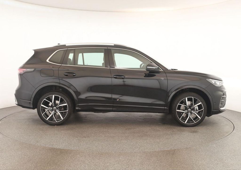 Volkswagen Tiguan 2024 г. Чёрный, пробег 40300 км