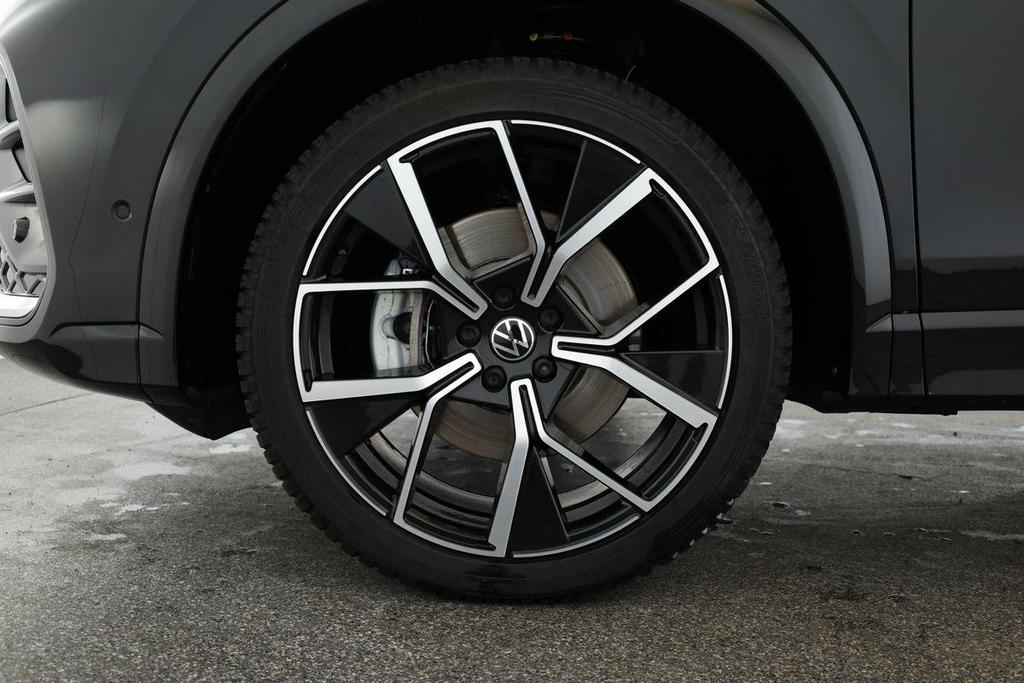 Volkswagen Tiguan 2024 г. Чёрный, пробег 40300 км