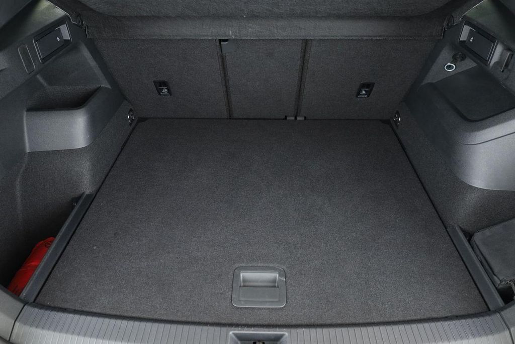 Volkswagen Tiguan 2024 г. Чёрный, пробег 40300 км