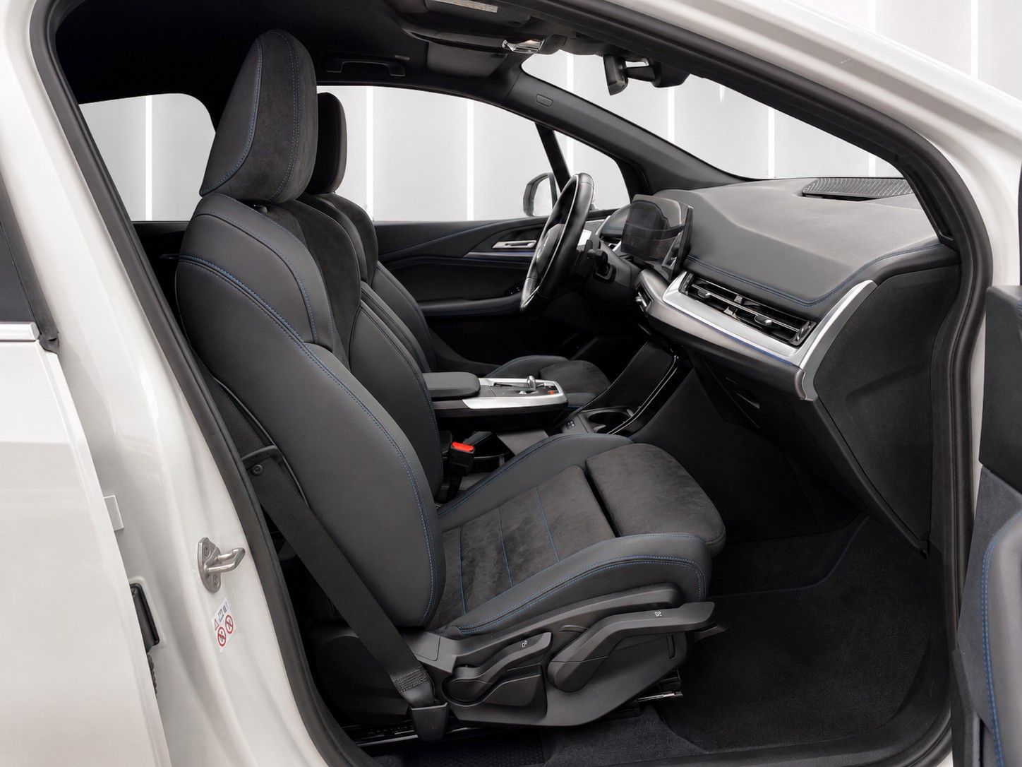BMW 218 2023 г. Белый, пробег 52000 км