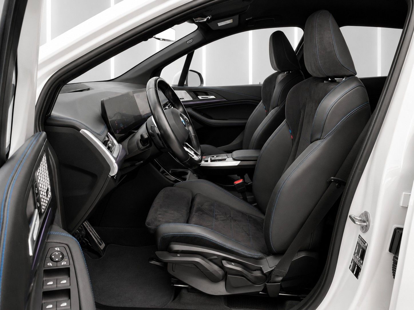 BMW 218 2023 г. Белый, пробег 52000 км