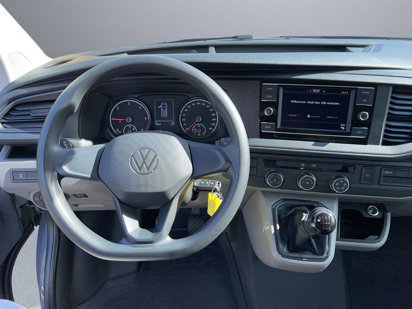 Volkswagen T6 TRANSPORTER 2022 г. Серый, пробег 19700 км
