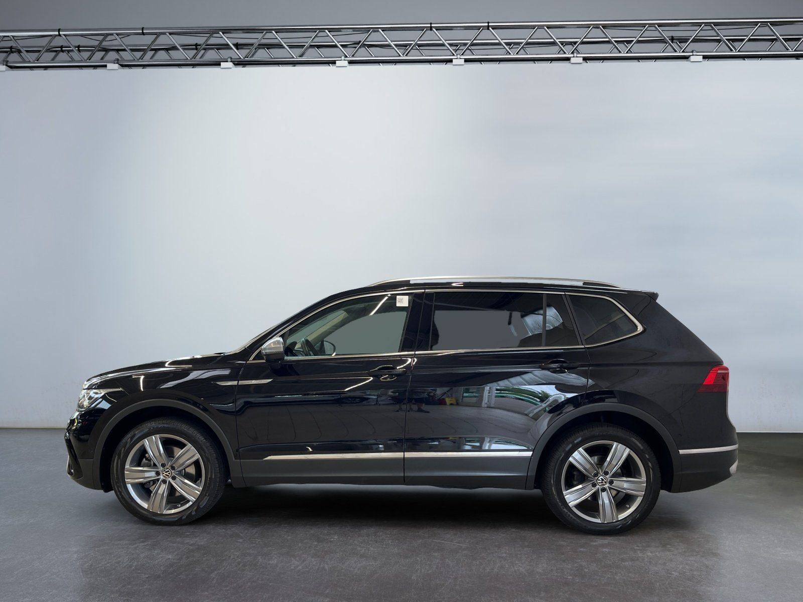 Volkswagen TIGUAN ALLSPACE 2023 г. Чёрный, пробег 35505 км