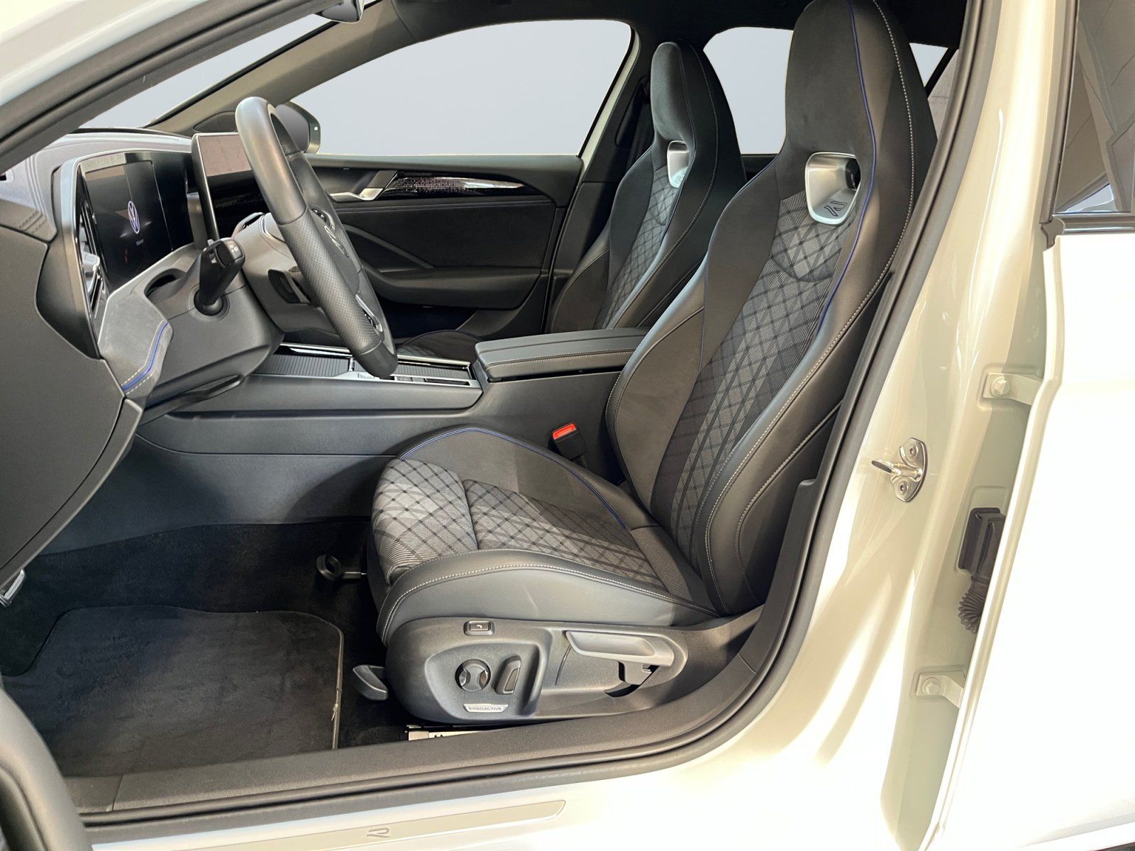 Volkswagen PASSAT VARIANT 2025 г. Белый, пробег 35100 км