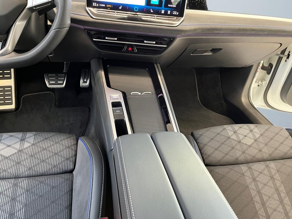 Volkswagen PASSAT VARIANT 2025 г. Белый, пробег 35100 км