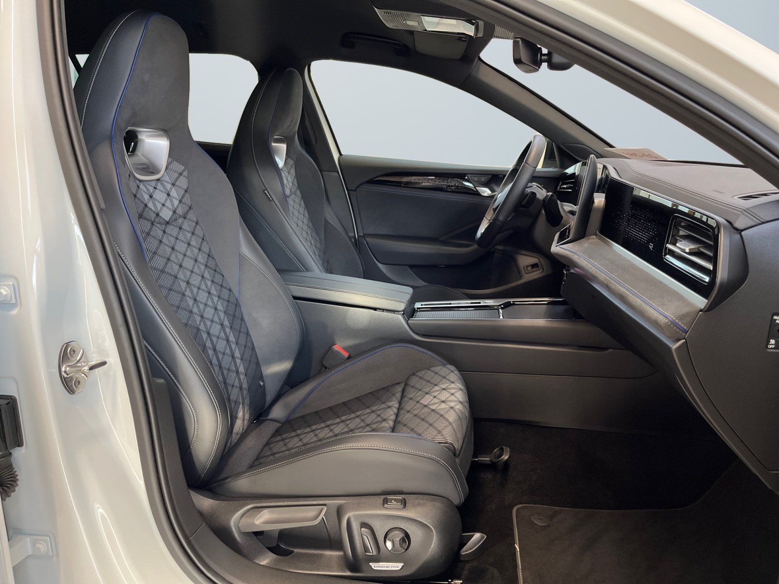 Volkswagen PASSAT VARIANT 2025 г. Белый, пробег 35100 км
