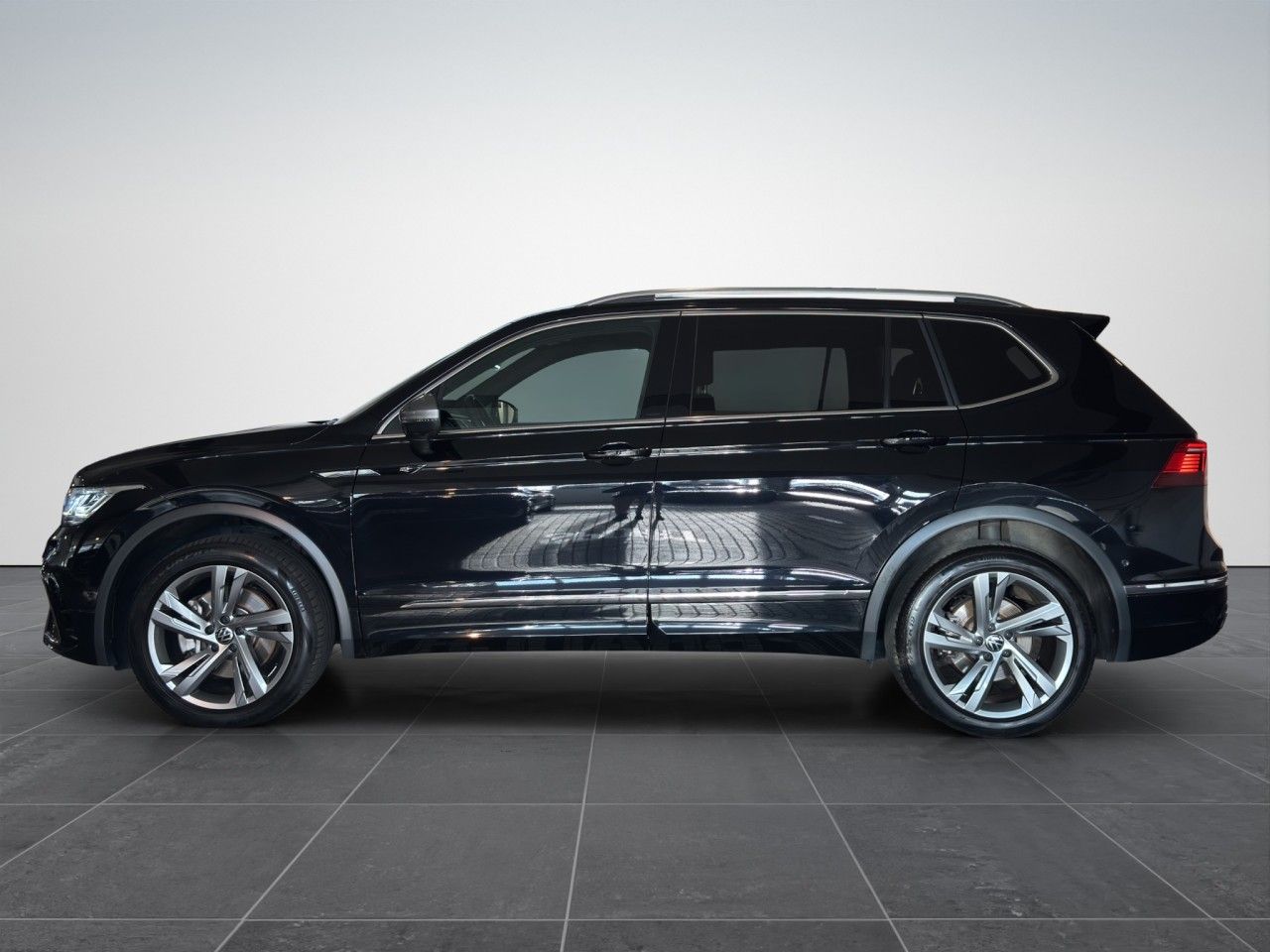 Volkswagen TIGUAN ALLSPACE 2023 г. Чёрный, пробег 33630 км