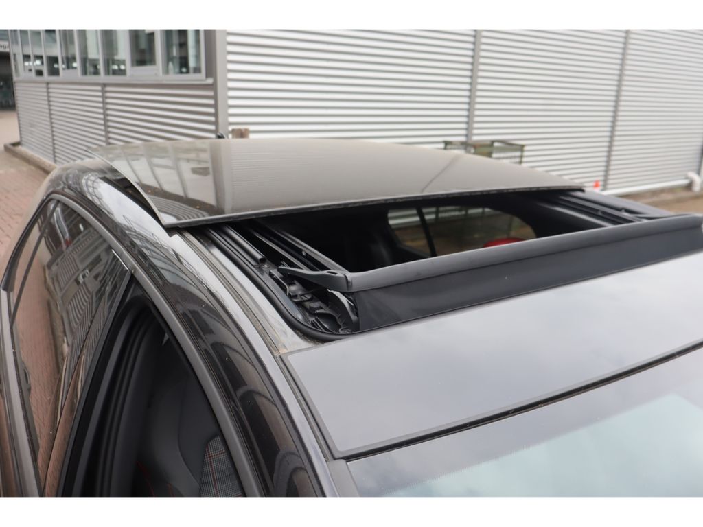 Volkswagen Golf 2024 г. Чёрный, пробег 45400 км
