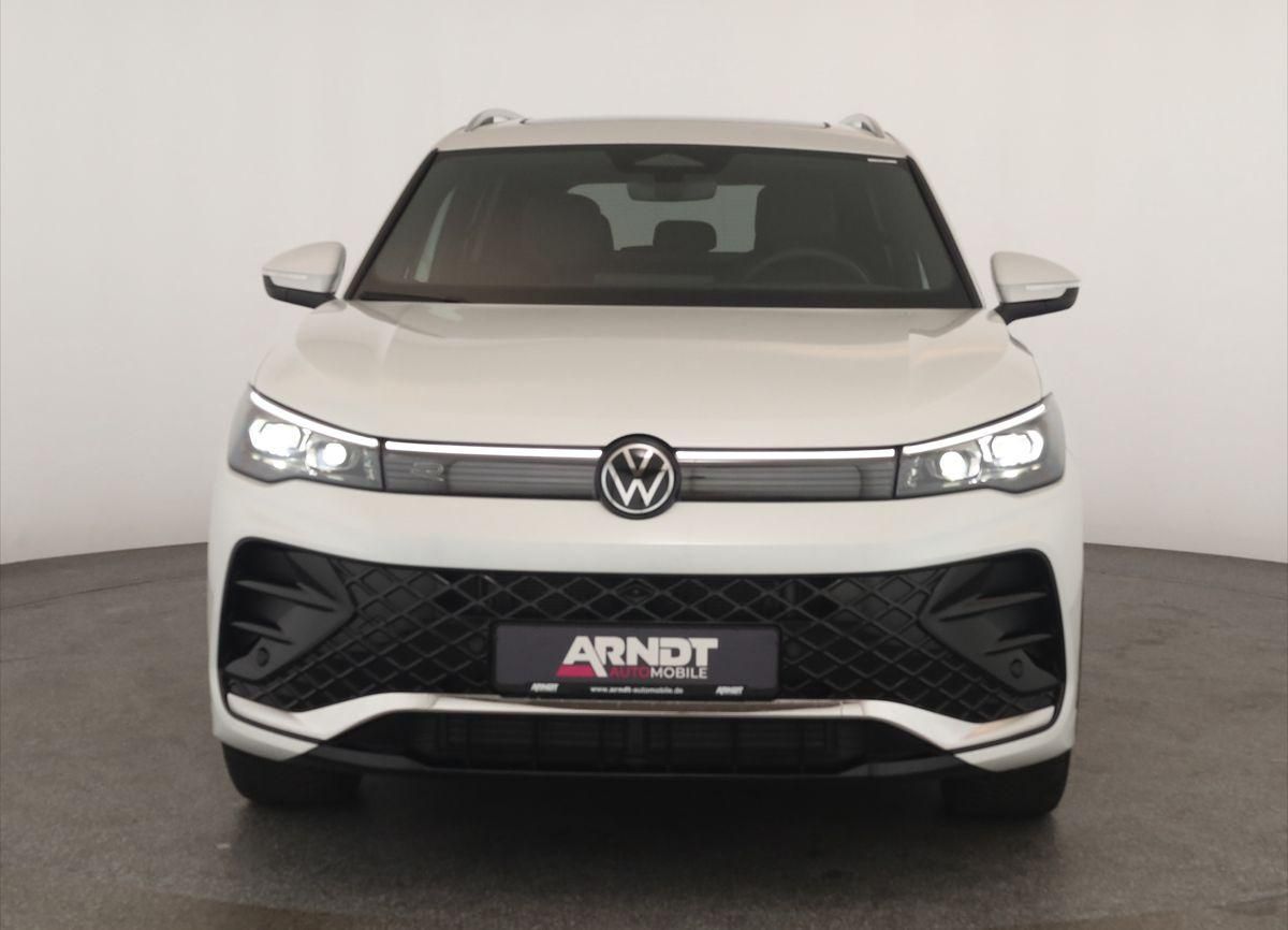 Volkswagen Tiguan 2024 г. Белый, пробег 52200 км