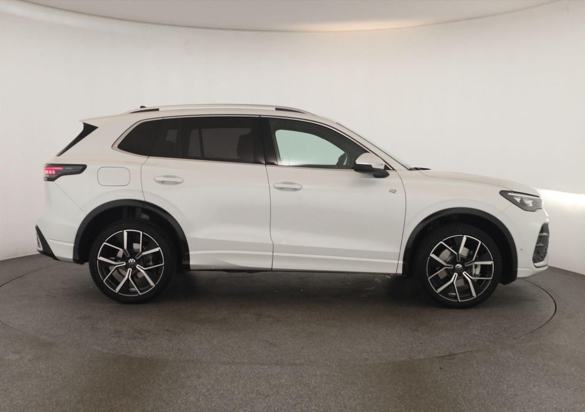 Volkswagen Tiguan 2024 г. Белый, пробег 52200 км