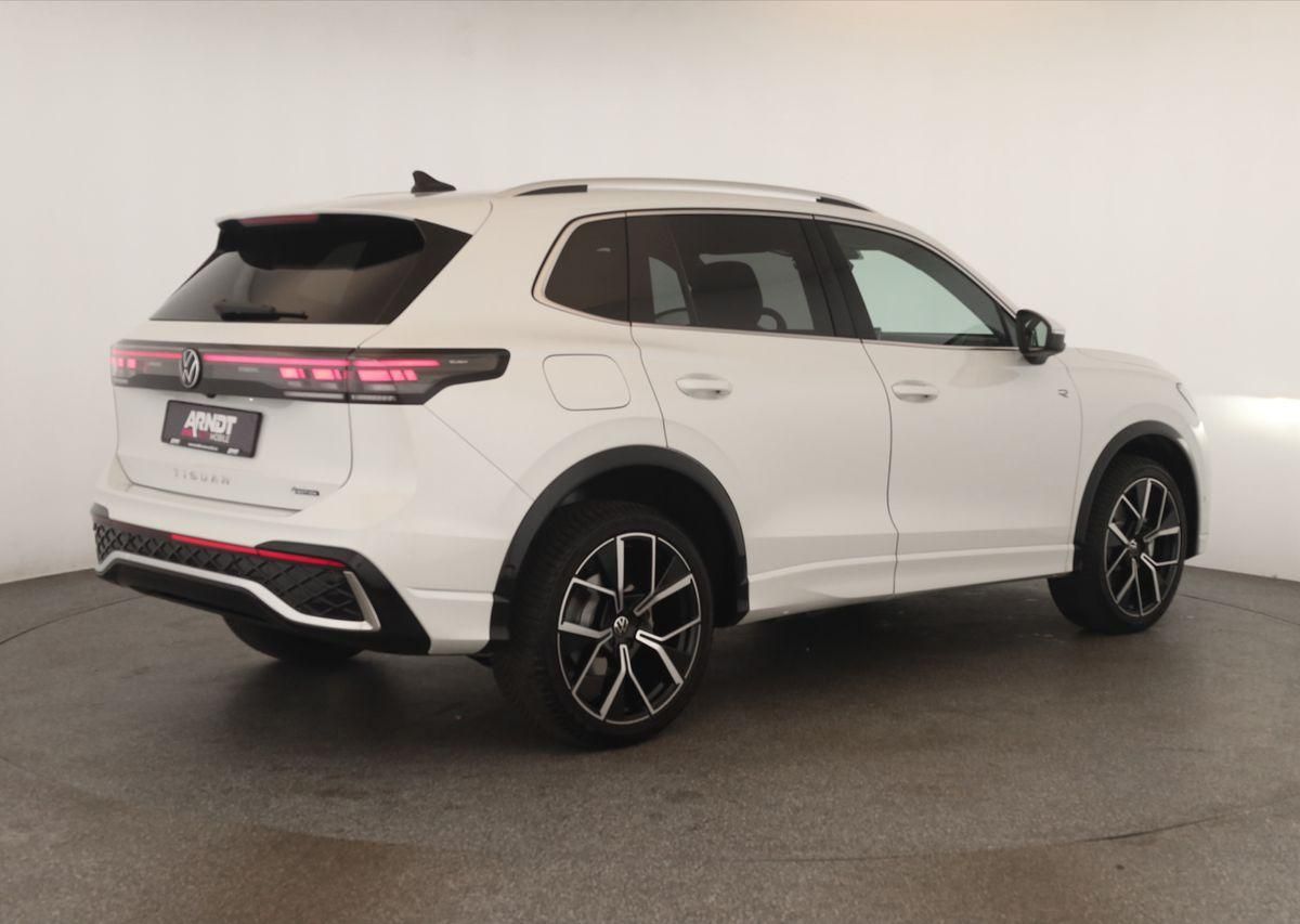 Volkswagen Tiguan 2024 г. Белый, пробег 52200 км