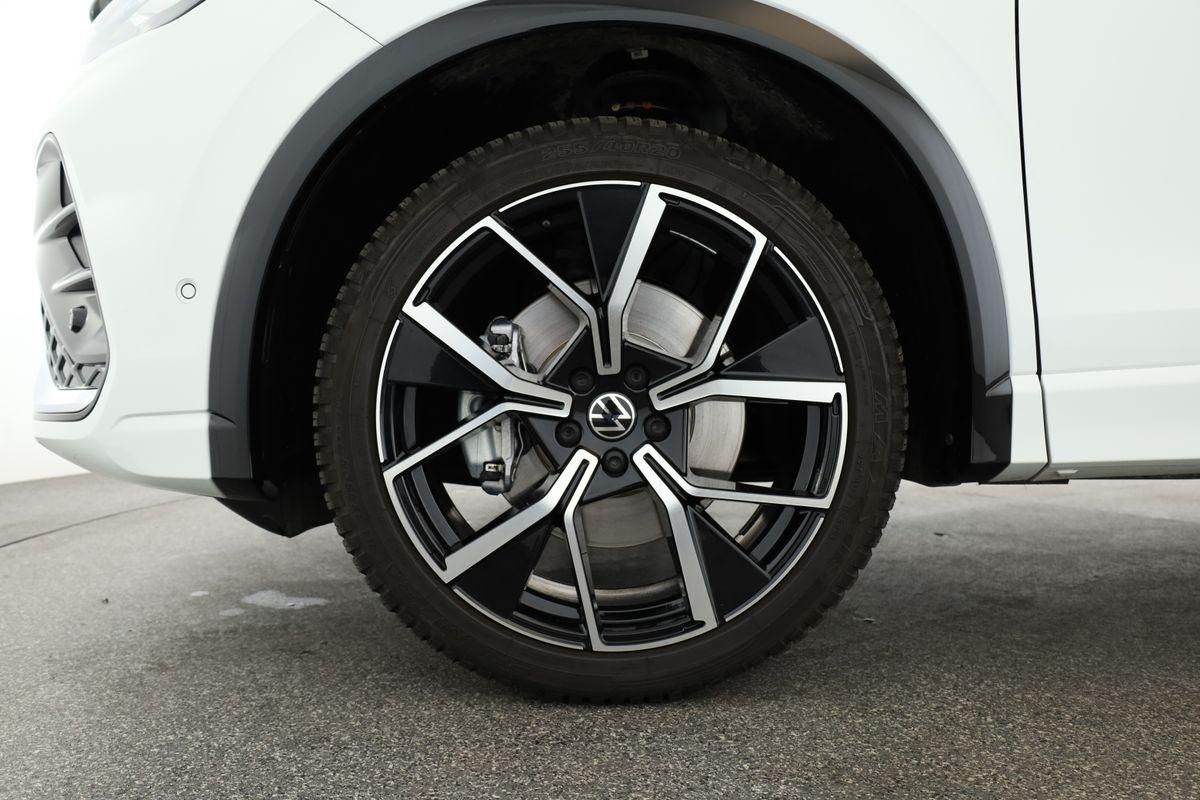 Volkswagen Tiguan 2024 г. Белый, пробег 52200 км
