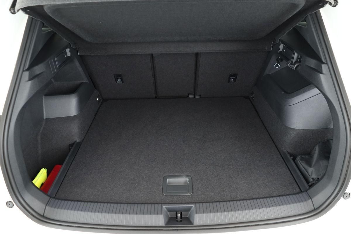 Volkswagen Tiguan 2024 г. Белый, пробег 52200 км