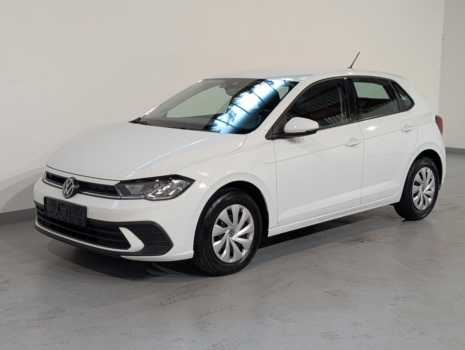 Volkswagen Polo 2023 г. Белый, пробег 58599 км