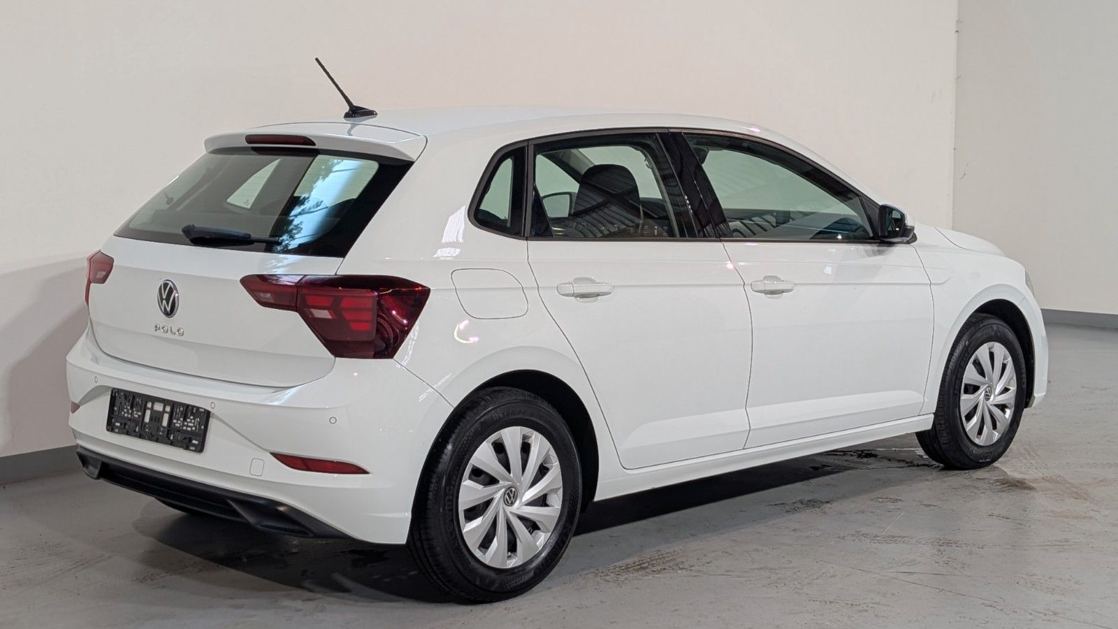 Volkswagen Polo 2023 г. Белый, пробег 58599 км