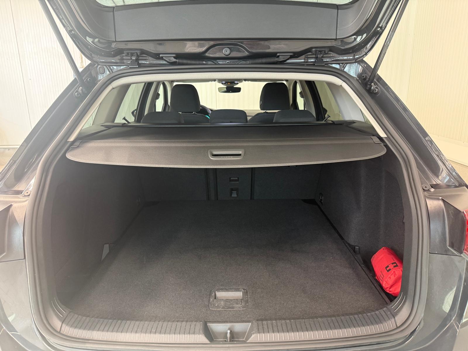 Volkswagen Golf 2023 г. Серый, пробег 54600 км