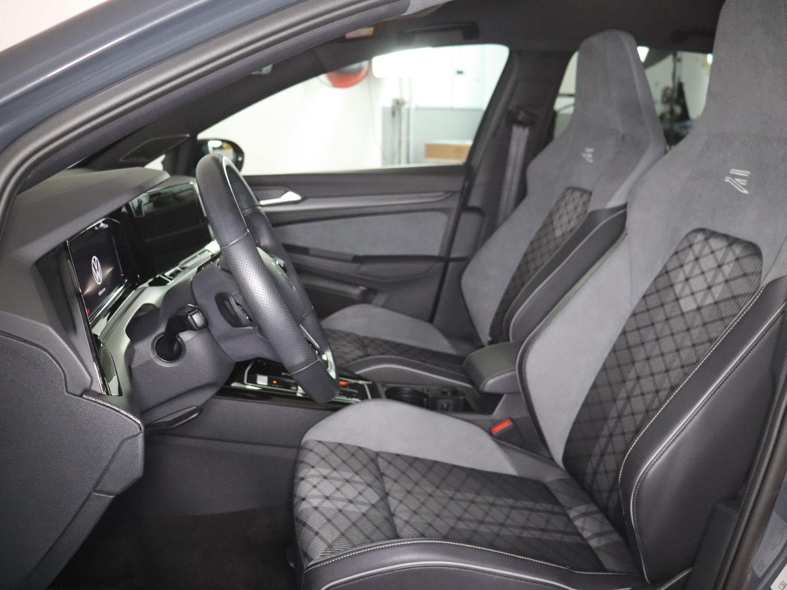 Volkswagen Golf 2024 г. Серый, пробег 20345 км