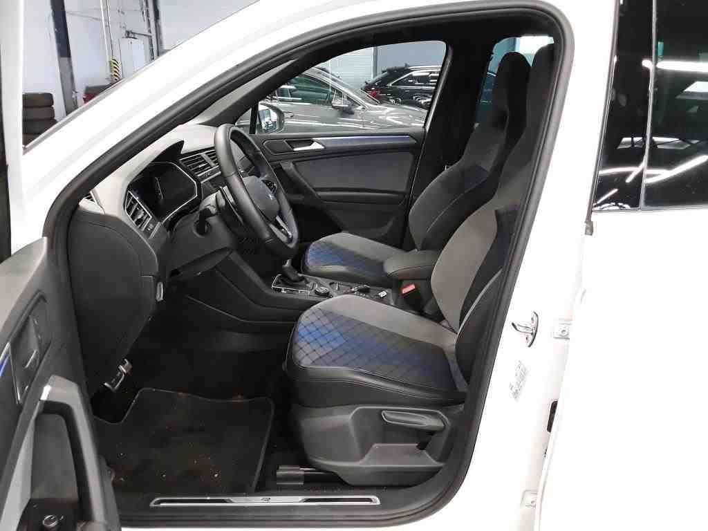 Volkswagen Tiguan 2023 г. Белый, пробег 22412 км