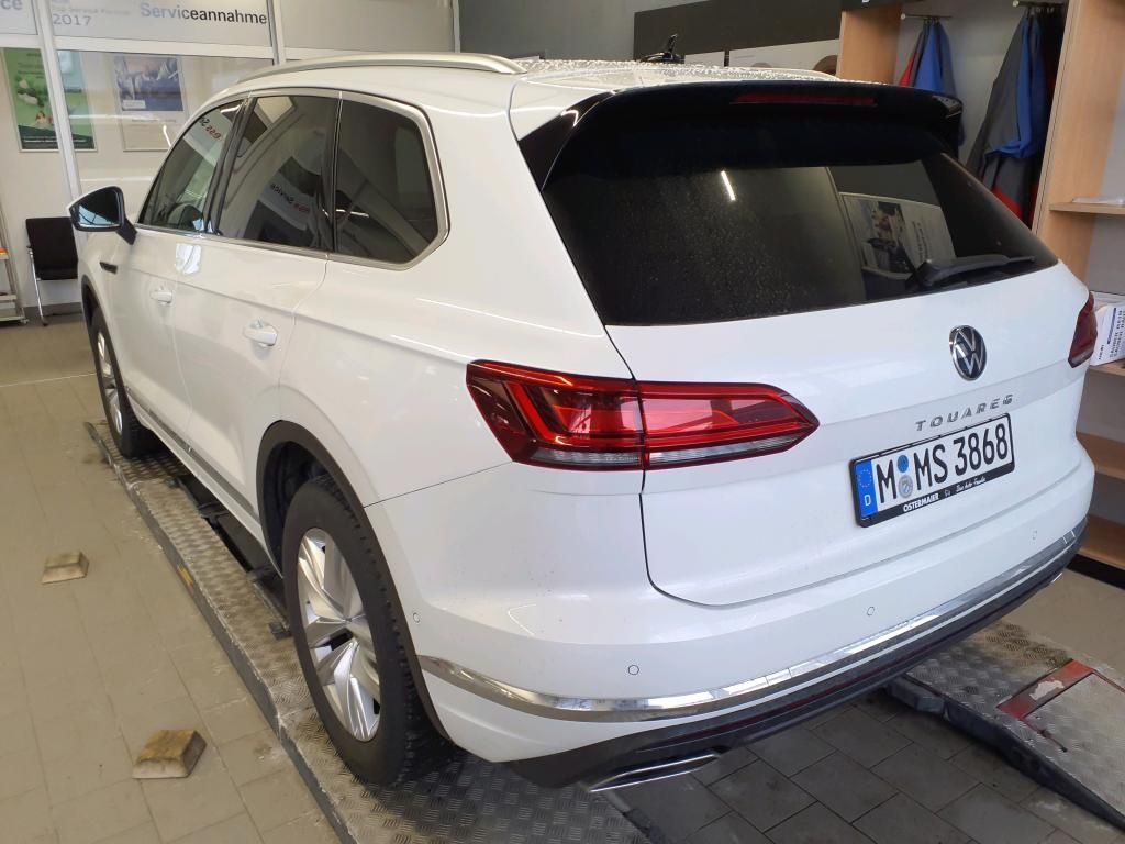 Volkswagen Touareg 2023 г. Белый, пробег 53125 км