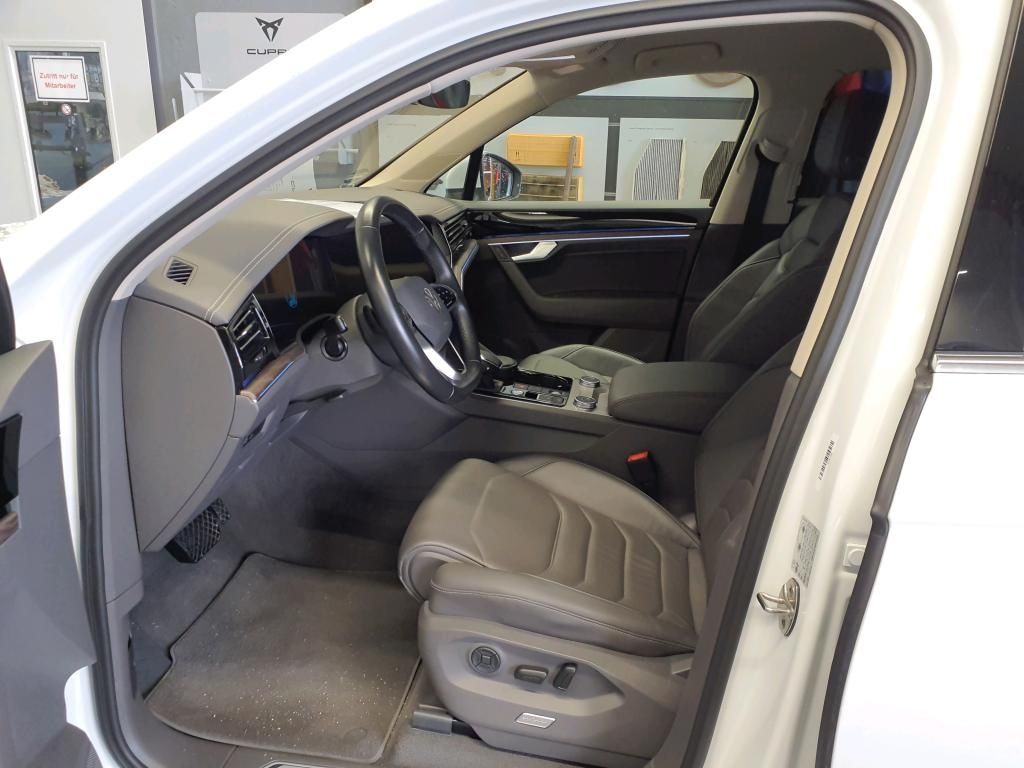 Volkswagen Touareg 2023 г. Белый, пробег 53125 км