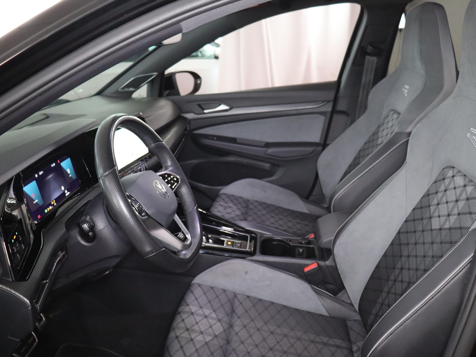 Volkswagen Golf 2024 г. Чёрный, пробег 37675 км