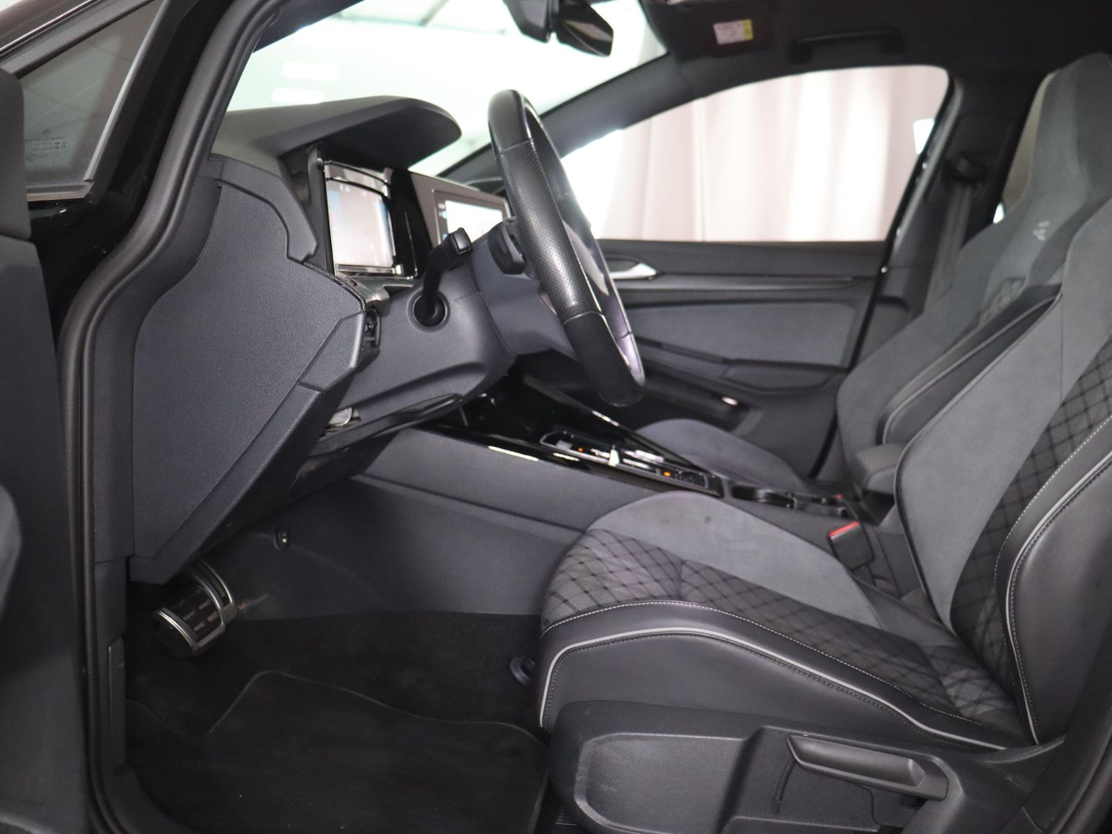 Volkswagen Golf 2024 г. Чёрный, пробег 37675 км
