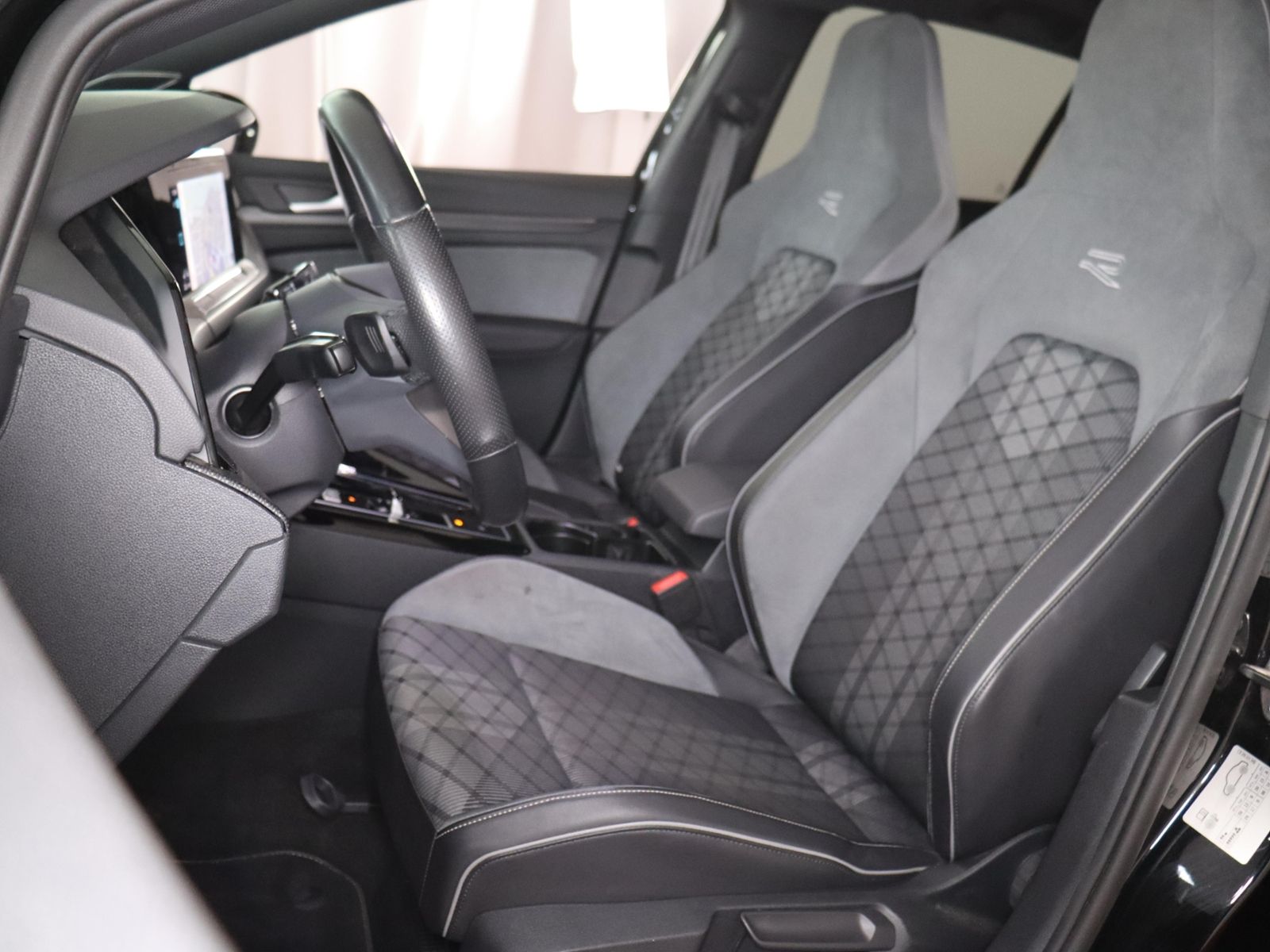 Volkswagen Golf 2024 г. Чёрный, пробег 37675 км