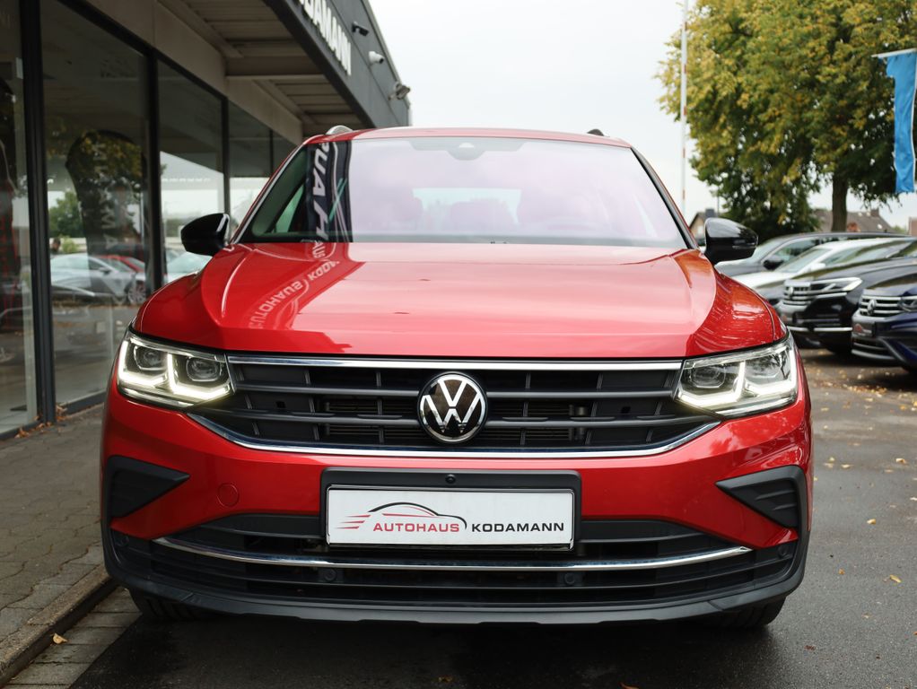 Volkswagen Tiguan 2022 г. Красный, пробег 37920 км
