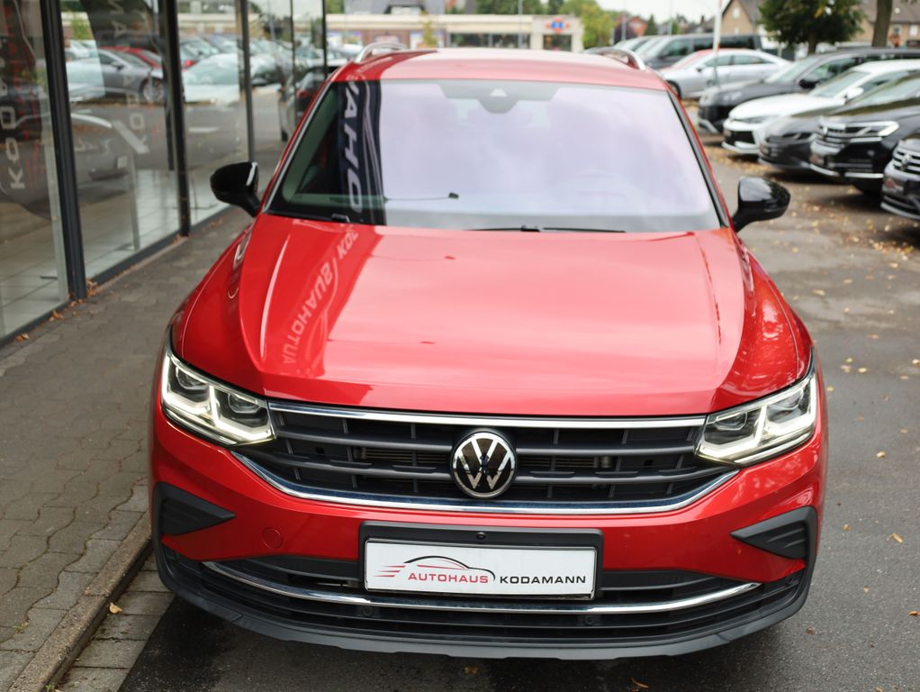 Volkswagen Tiguan 2022 г. Красный, пробег 37920 км
