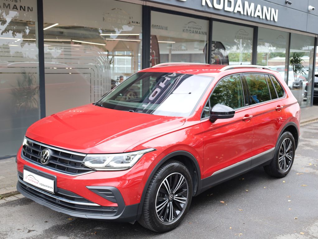 Volkswagen Tiguan 2022 г. Красный, пробег 37920 км