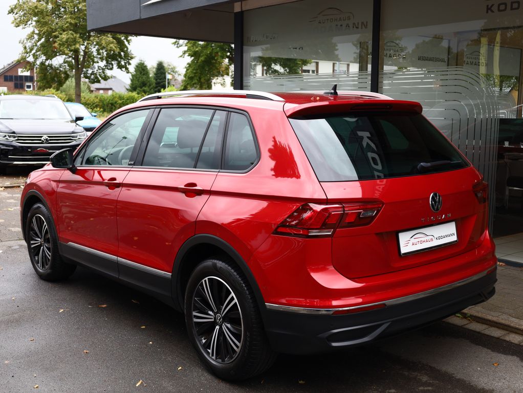 Volkswagen Tiguan 2022 г. Красный, пробег 37920 км