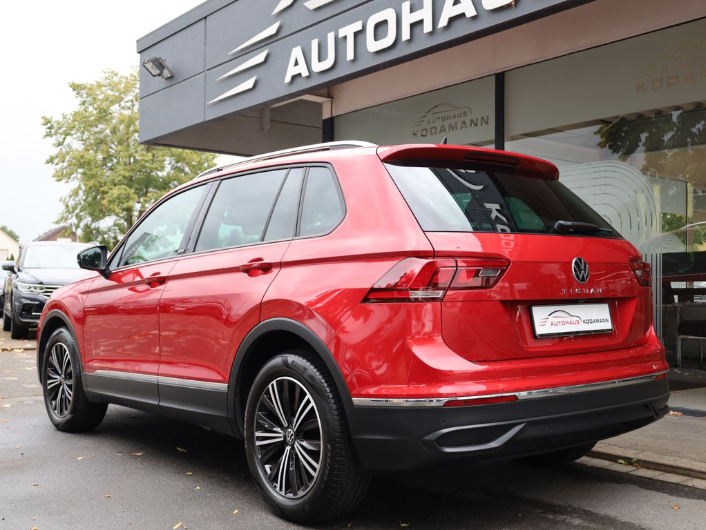 Volkswagen Tiguan 2022 г. Красный, пробег 37920 км