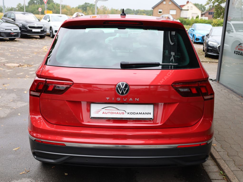Volkswagen Tiguan 2022 г. Красный, пробег 37920 км