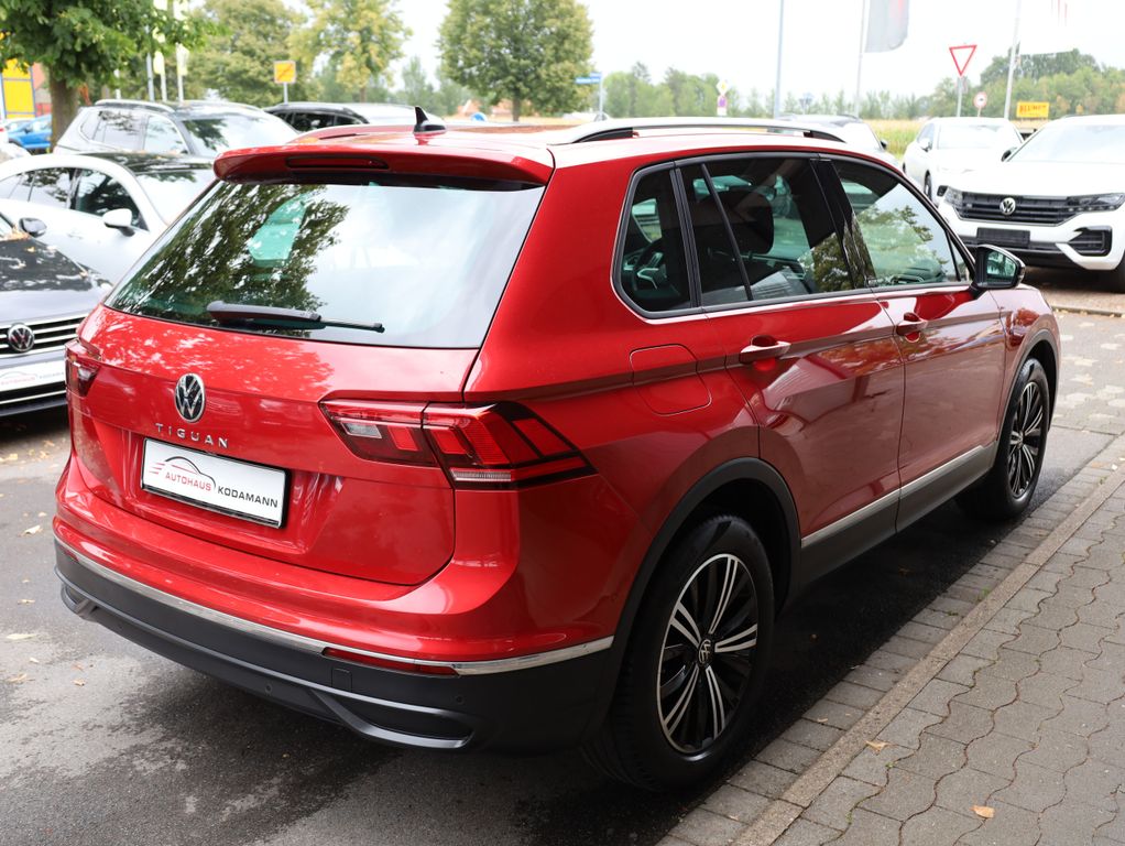 Volkswagen Tiguan 2022 г. Красный, пробег 37920 км