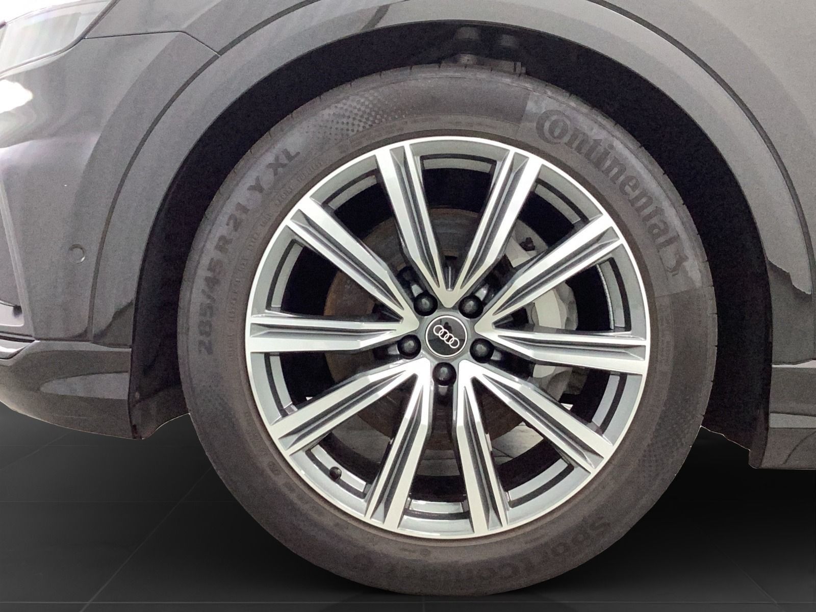 Audi Q8 2023 г. Чёрный, пробег 54651 км