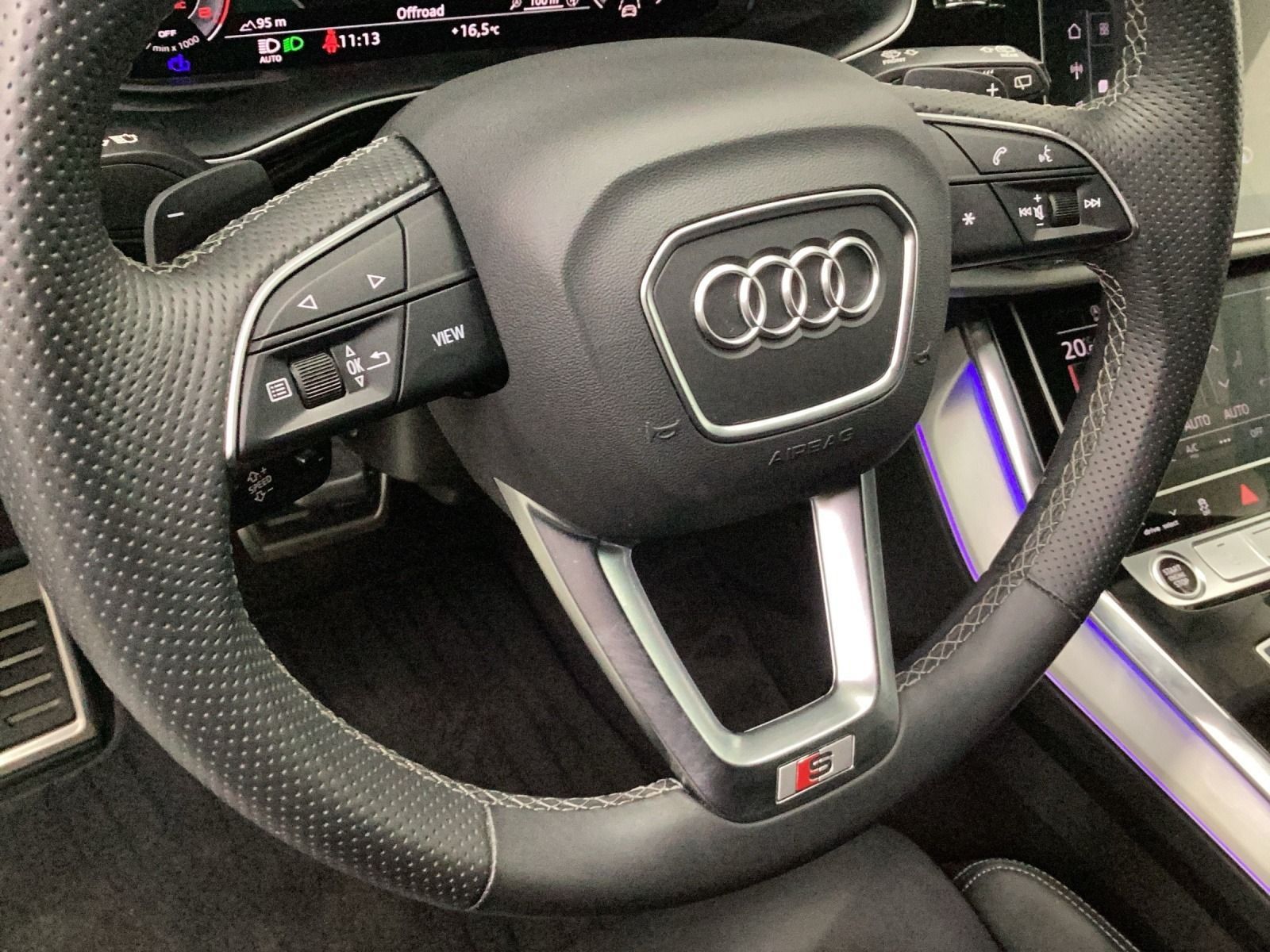 Audi Q8 2023 г. Чёрный, пробег 54651 км
