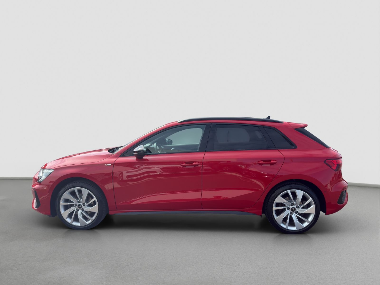 Audi A3 2022 г. Красный, пробег 47600 км