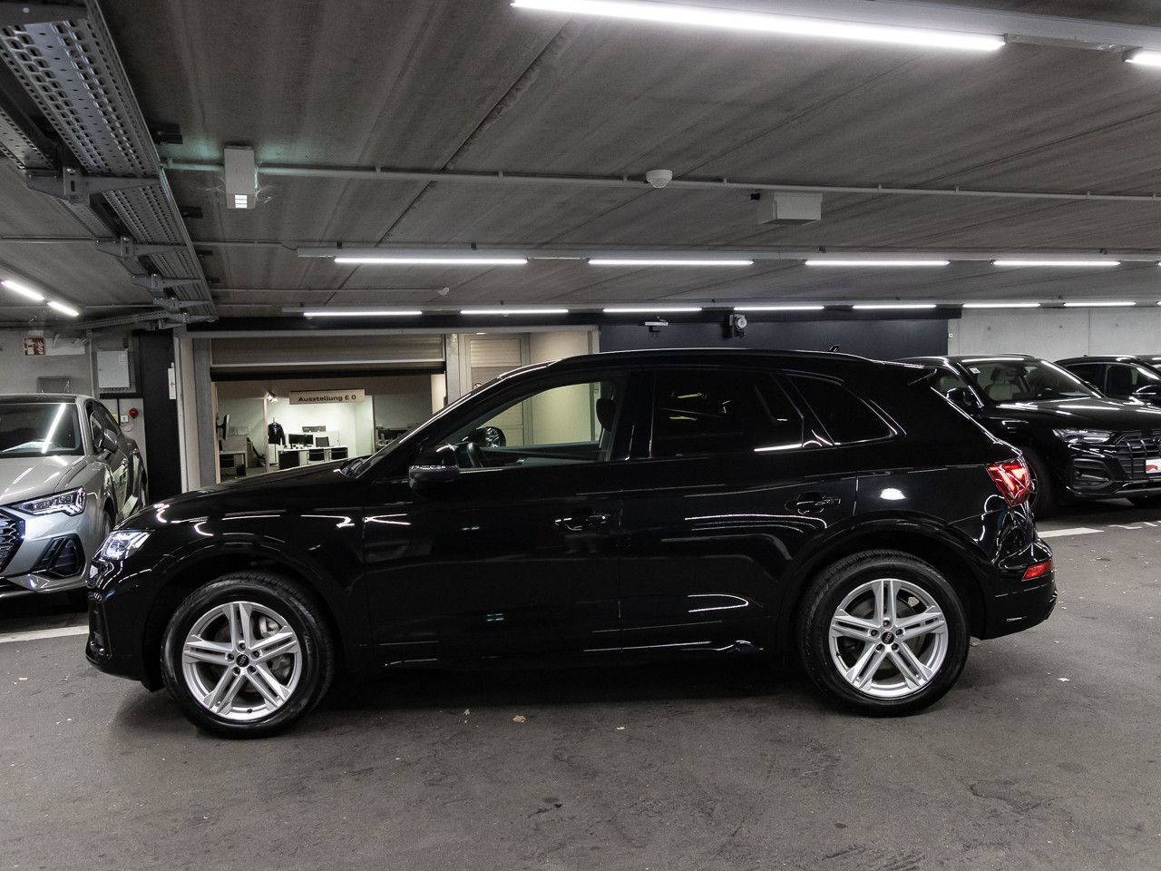 Audi Q5 2023 г. Чёрный, пробег 43057 км