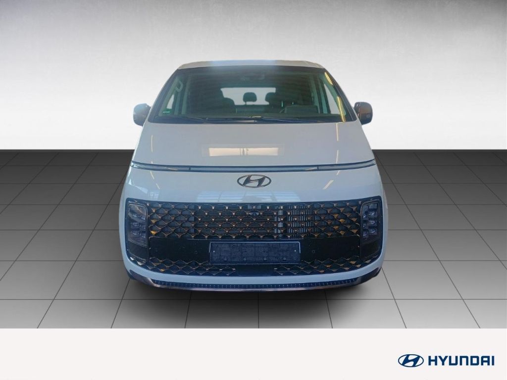 Hyundai Staria 2023 г. Белый, пробег 36679 км