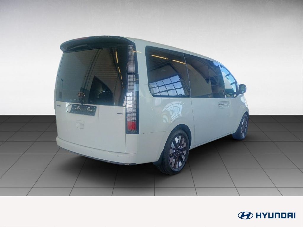 Hyundai Staria 2023 г. Белый, пробег 36679 км