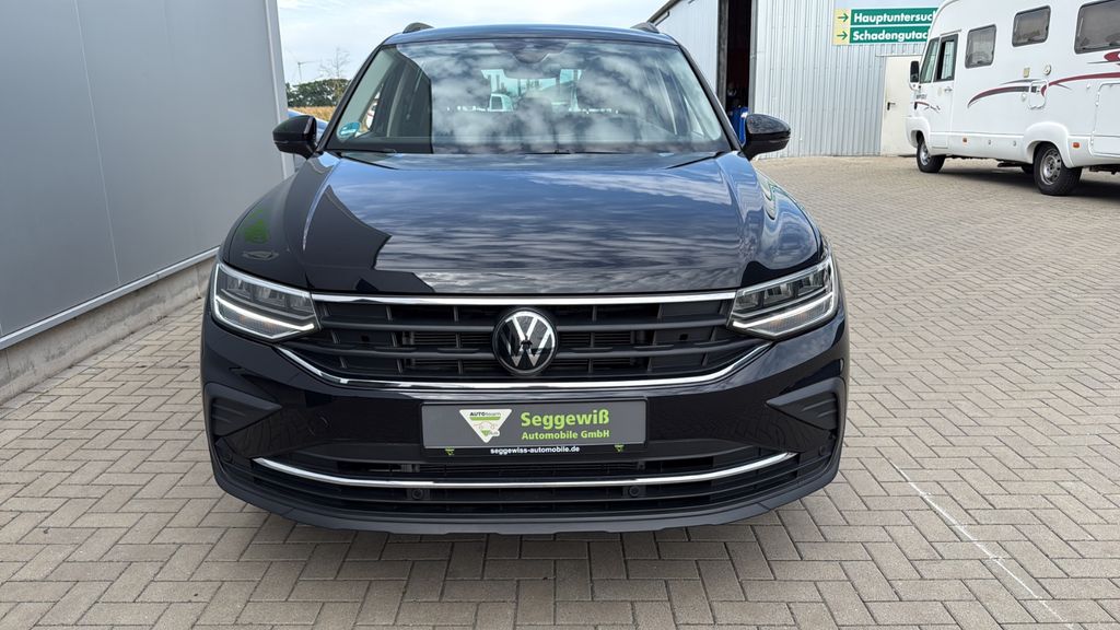 Volkswagen Tiguan 2023 г. Чёрный, пробег 21450 км