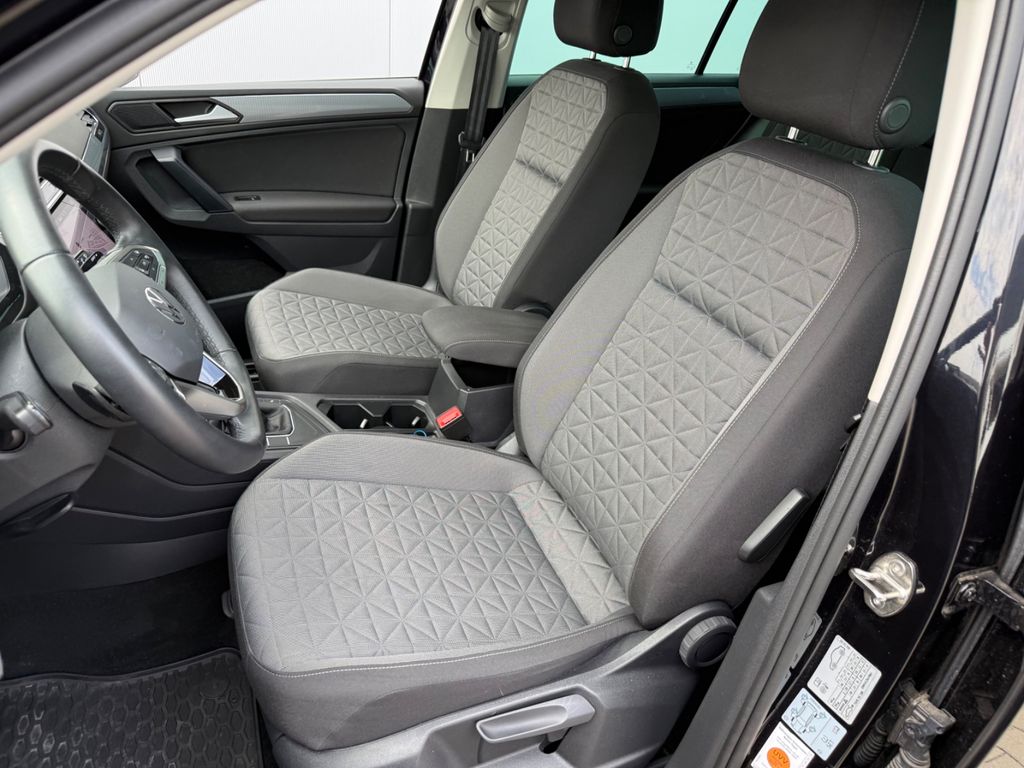 Volkswagen Tiguan 2023 г. Чёрный, пробег 21450 км