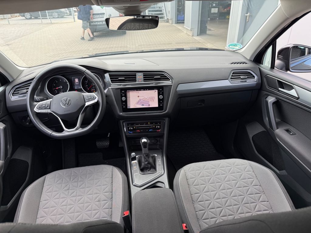 Volkswagen Tiguan 2023 г. Чёрный, пробег 21450 км