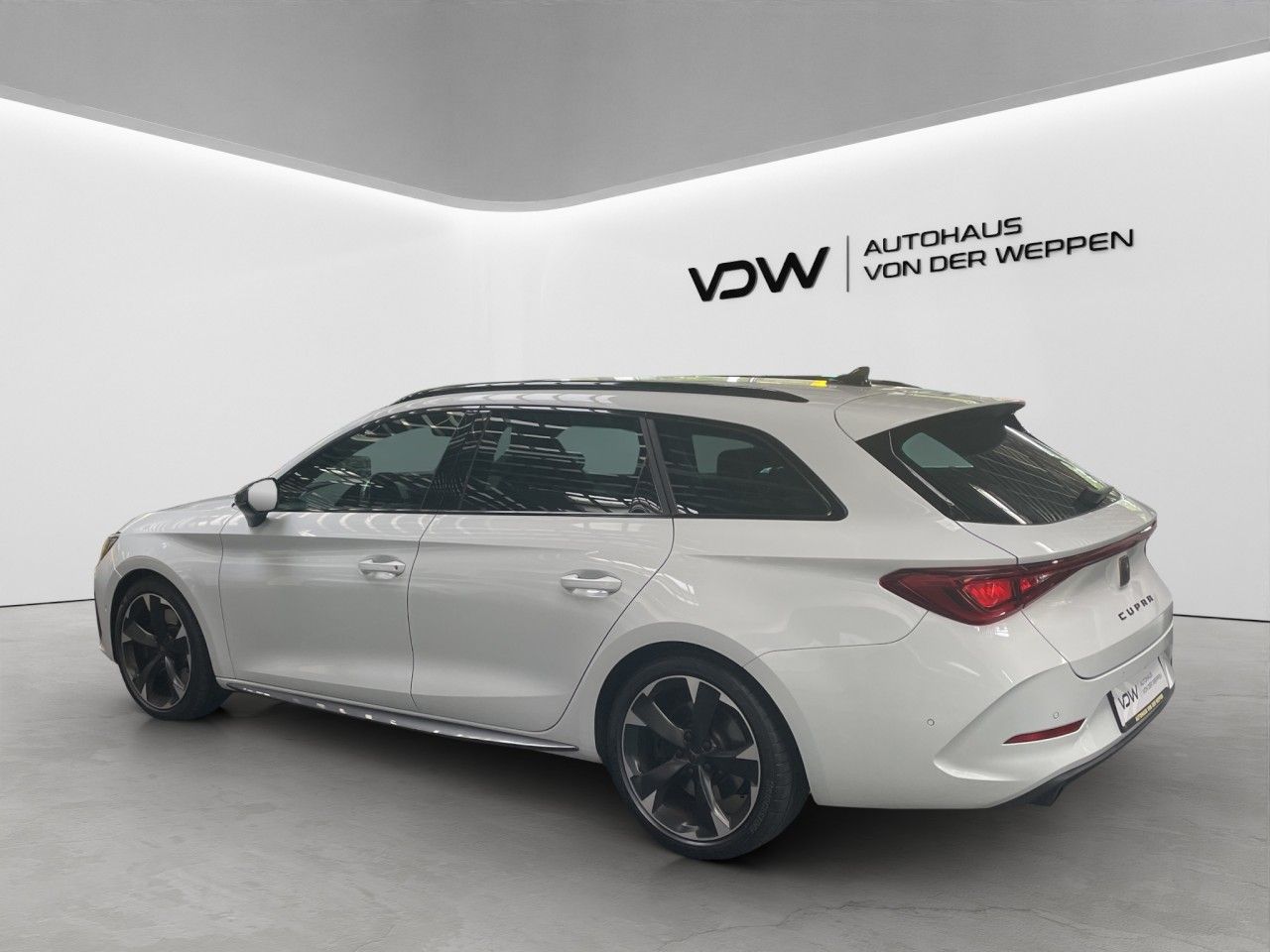 Cupra Leon 2022 г. Белый, пробег 48775 км