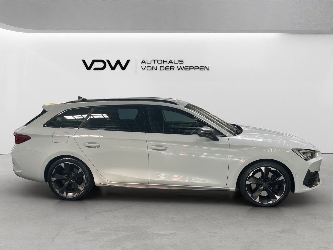 Cupra Leon 2022 г. Белый, пробег 48775 км