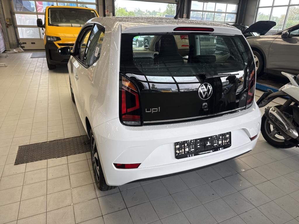 Volkswagen up! 2023 г. Белый, пробег 38300 км