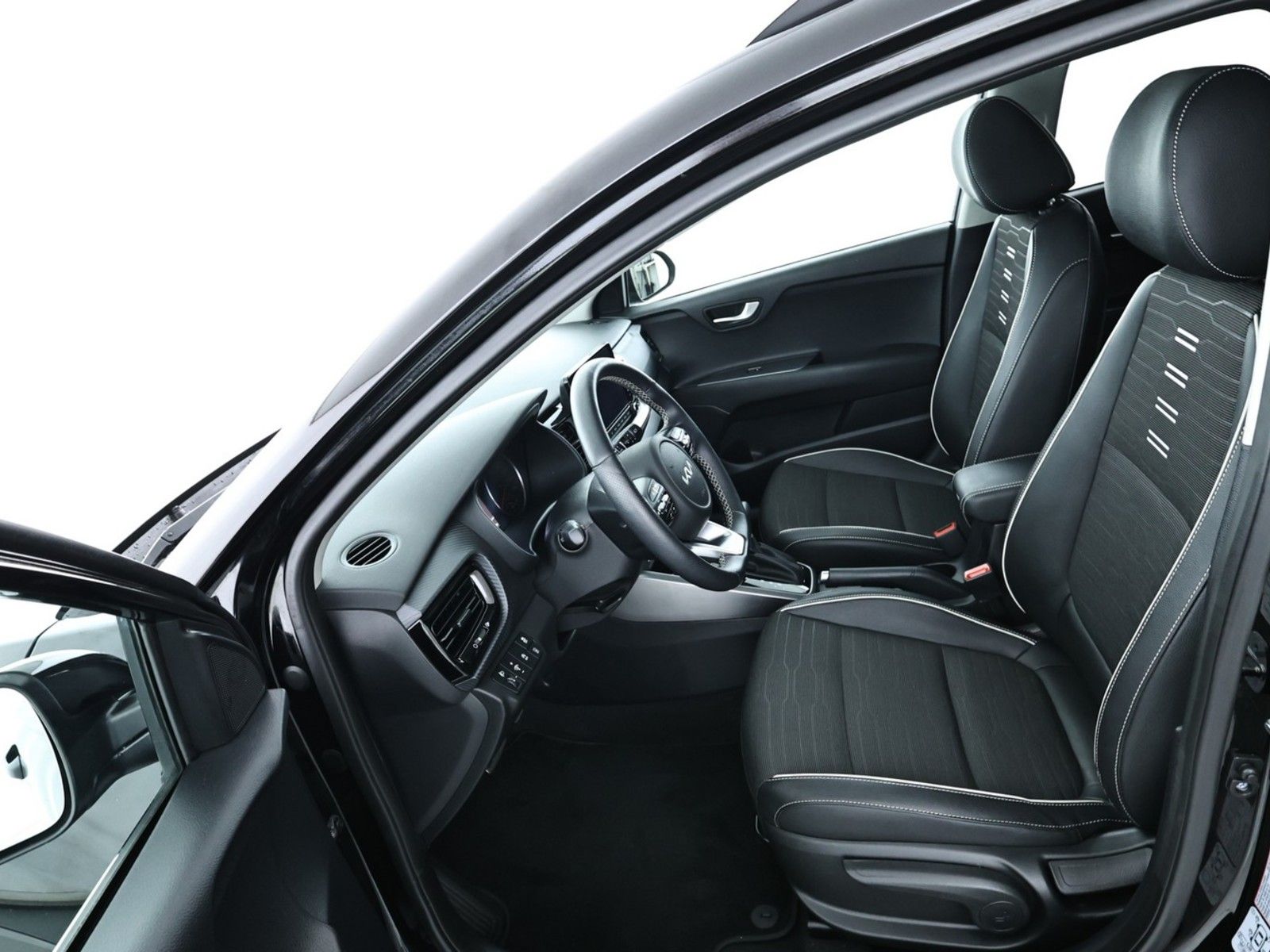 Kia Stonic 2023 г. Чёрный, пробег 58574 км