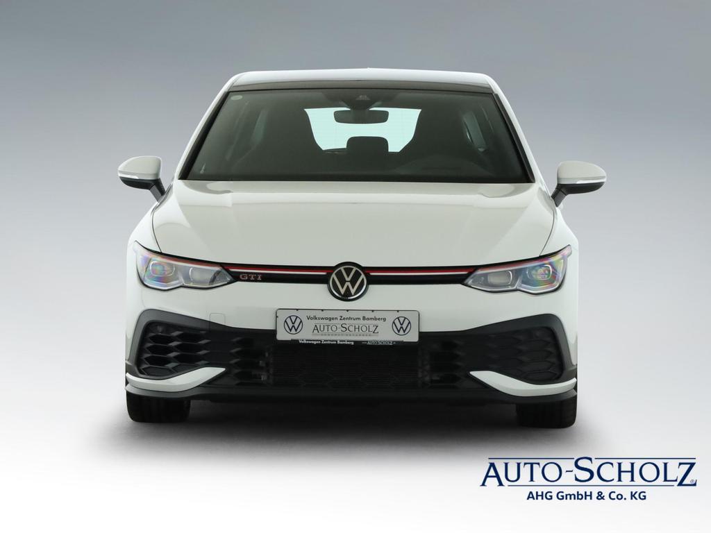 Volkswagen Golf 2023 г. Белый, пробег 32600 км