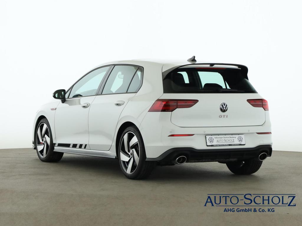 Volkswagen Golf 2023 г. Белый, пробег 32600 км
